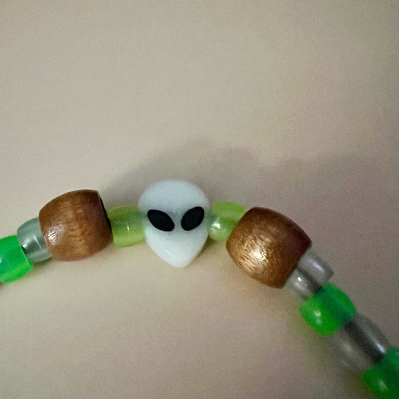 Roach Clip Spaced Out Smoker’s Helper Glow in the Dark Alien Head & green beads - Picture 16 of 17